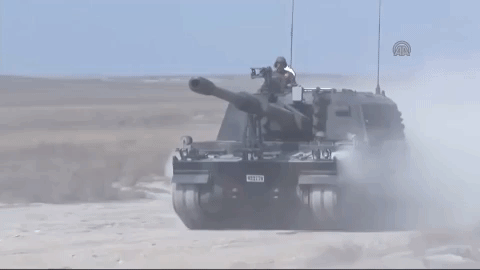 Hình ảnh được công bố hôm 14/10 cho thấy, đoàn xe quân sự hạng nặng của Thổ Nhĩ Kỳ chở theo hàng chục chiếc xe tăng M60 Sabra MK II, siêu pháo tự hành T-155 Fırtına và hệ thống phòng không ATILGAN tiến vào vị trí gần thị trấn Maratah ở vùng nông thôn phía tây nam Idlib, nơi quân Thổ Nhĩ Kỳ và lực lượng Quân đội Quốc gia Syria (SNA) đang hiện diện.