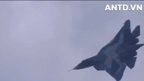 Với những thông số thiết kế đề ra, Su-57 được coi là "quái điểu bầu trời", tuy nhiên chúng cũng nổi tiếng là dòng chiến đấu cơ liên tục trễ hẹn khi mà đúng ra theo dự kiến chúng phải được biên chế vào năm 2017.