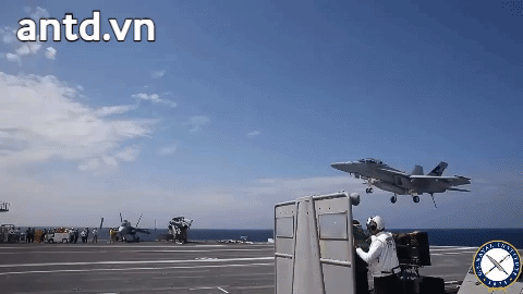 Trong nhiều thập kỷ, tiêm kích hạm F/A-18C Hornet là máy bay chiến đấu và tấn công chủ lực của Hải quân Mỹ, được triển khai trên mọi tàu sân bay của nước này.