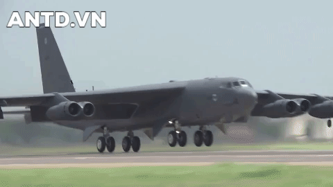 Lúc này pháo đài bay B-52 mới xuất hiện để dội bão lửa lên đầu đối phương.
