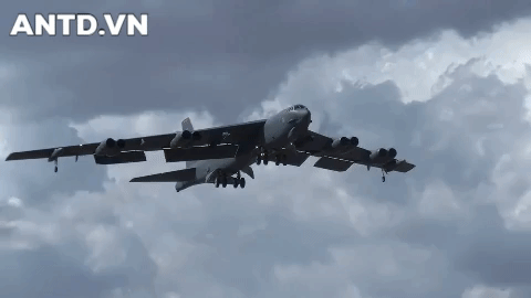 Ngoài ra các loại máy bay bảo vệ B-52 cũng chưa thực sự xuất sắc khi để đối phương len lỏi được vào đội hình, tiến đến gần B-52 để bắn phá.