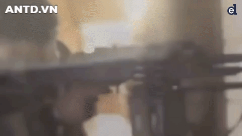 Loại súng máy này cũng sử dụng thước ngắm cơ khí qua điểm ruồi tương tự như AK-47.