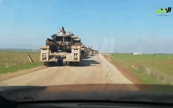 Ước tính đoàn xe chở tăng - thiết giáp của Thổ Nhĩ Kỳ vào Syria lên tới cả trăm chiếc. Những chiếc xe tăng M60T và xe thiết giáp ACV-15 được chở trên các xe tải hạng nặng để tiến vào Syria.