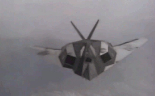 Do được thiết kế để chống lại sự phát hiện của radar đối phương, Lockheed F-117 Nighthawk sở hữu hình dáng vô cùng đặc biệt cùng thiết kế góc cạnh.