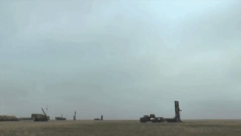 S-400 do phòng thiết kế của tập đoàn Almaz-Antey (Nga) phát triển, đây là phiên bản cải tiến với nhiều tính năng mạnh mẽ hơn loạt hệ thống tên lửa đất đối không S-300.