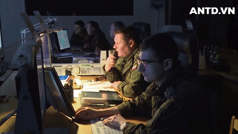 S-400 được tích hợp radar đa chức năng chống nhiễu, hệ thống phát hiện và ngắm bắn tự động, tên lửa phòng không, bệ phóng và trung tâm chỉ huy điều khiển.