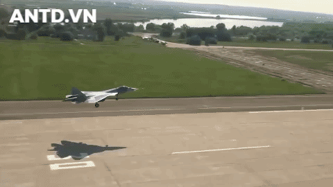 Cũng giống các máy bay thế hệ thứ 5 khác, Su-57 có hai khoang vũ khí có kích cỡ dài khoảng 4,6m, rộng 1m. Ngoài ra còn có 6 giá treo bên ngoài cánh.