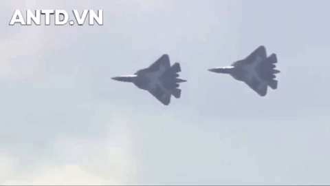 Nga bắt đầu phát triển dự án PAK-FA vào đầu thập niên 2000 và chuyến bay đầu tiên của T-50 nguyên mẫu của Su-57 được thực hiện tại Komsomolsk-on-Amur vào tháng 1-2010, sau nhiều lần trì hoãn.