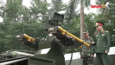 Hai hệ thống SAM cũng được đặt ở đó, nhiều khả năng là một xe vận hành và một xe nạp đạn, có thể thay đổi và tiếp đạn tên lửa cho nhau.