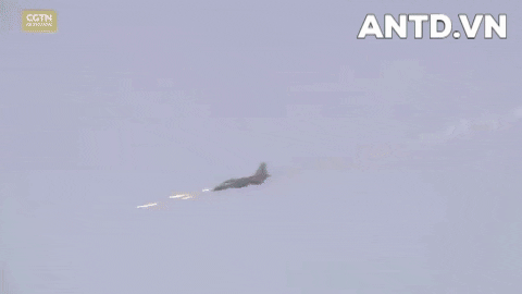 Ngoài máy bay ném bom H-6K, Trung Quốc còn triển khai 12 cường kích bom JH-7 tới gần biên giới Ấn Độ.