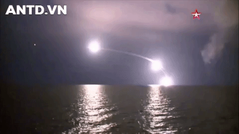 Vụ tấn công đã đánh trúng vào vị trí của lực lượng phiến quân Syria ở thành phố Jisr Al-Shughour, phía tây tỉnh Idlib. Vụ tấn công của Nga đã tạo ra hàng loạt tiếng nổ lớn vang tới gần khu vực gần biên giới Thổ Nhĩ Kỳ.