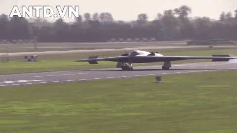 Với tầm bay cực xa, tải trọng lớn cùng tính năng tàng hình, B-2 Spirit được coi là “bóng ma đáng sợ” trên bầu trời. Chính vì thế mỗi lần loại vũ khí này được triển khai đều nhận được sự quan tâm lớn từ các đối thủ của Mỹ.