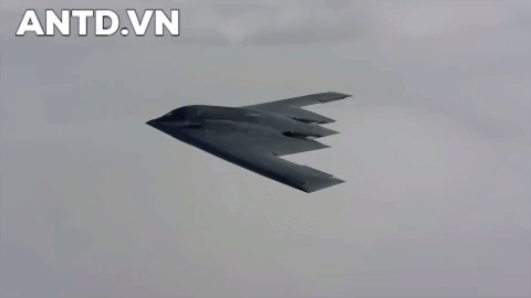 B-2 trang bị những công nghệ điện tử hàng không tiến tiến gồm: hệ thống radar mạng pha điện tử bị động AN/APQ-81 cung cấp chế độ ngắm mục tiêu, hỗ trợ B-2 bay bám sát và tránh địa hình; hệ thống định vị hàng không; hệ thống đối phó trả đũa điện tử.