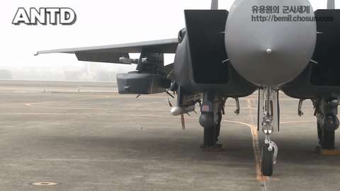  Tiêm kích F-15K được trang bị tên lửa hành trình tấn công mặt đất Taurus KEPD 350 siêu chính xác được xem là át chủ bài của Hàn Quốc trong việc đối phó với các đối thủ tiềm tàng.