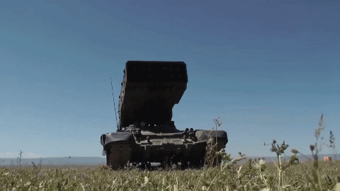 Cơ chế bắn của dàn hỏa lực TOS-1A là từng quả một hoặc 2 quả cùng lúc. Dù phóng quả một hay phóng cặp một, dàn TOS-1A chỉ mất có 0,5 giây để khai hỏa.