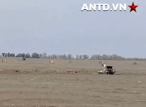 Đạn của hệ thống này được chia làm hai loại gồm đầu đạn chứa chất gây cháy và đầu đạn sử dụng chất nổ thermobaric (nhiệt áp bari) - loại thuốc nổ thường được sử dụng để chế tạo bom công phá ứng dụng công nghệ chân không.