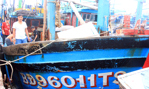 Ngư dân Nguyễn Như trên con tàu tiền tỷ của mình. Ảnh:Dũ Tuấn