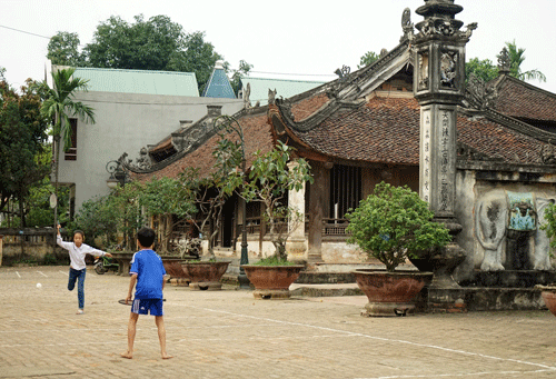 Sân đình rộng cũng là nơi vui chơi của trẻ em trong làng.