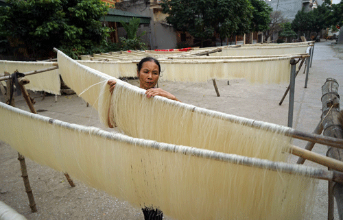 Người Hùng Lô có kinh tế vững vàng nhờ nghề làm mì gạo.