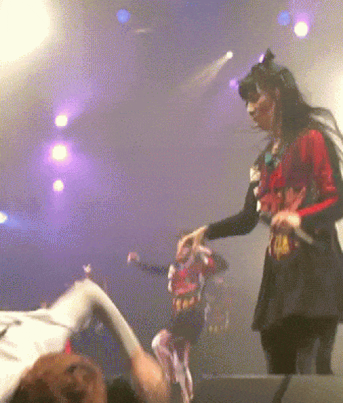 Đừng có mà đùa với chị em nhé.