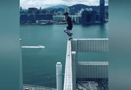 Chang trai ung dung di bo tren mep tuong cac toa cao oc-Hinh-2