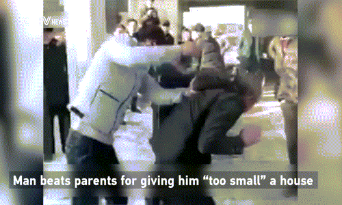 Phan no chang trai danh cha me vi mua nha qua nho