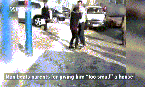 Phan no chang trai danh cha me vi mua nha qua nho-Hinh-2