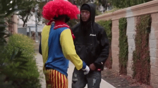 Nhiều người đã bị đánh, thậm chí bắn khi thực hiện những trò hù dọa. Ảnh: Hood Clips.