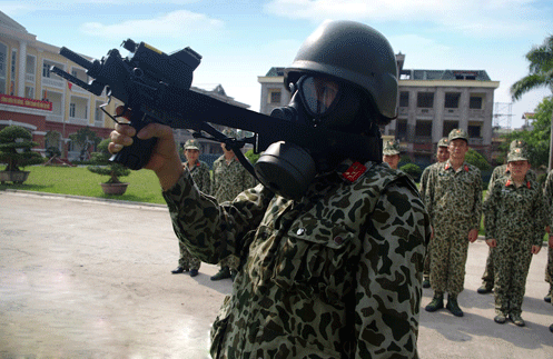 Trung úy Lê Thị Thu Huyền Lữ đoàn đặc công biệt động 1 tích cực luyện tập bắn súng Uzi bài 2 chống khủng bố. Ảnh: K.G