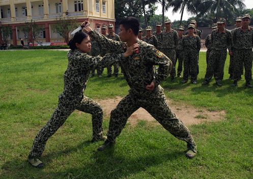 Nữ bộ đội đặc công tập luyện.