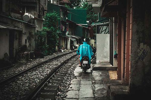 Mọi thứ đều diễn ra bình thường bởi họ đã quen với giờ tàu chạy, mỗi ngày có khoảng 10 chuyến tàu qua lại.