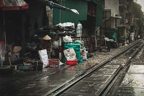 Trên khu chắn tàu Trần Phú, các hoạt động kinh doanh, mua bán của người dân vẫn diễn ra bình thường.