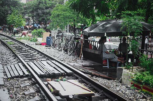 Kể cả những quán “trà đá vỉa hè” cũng giành một chỗ trên đoạn đường tàu chật hẹp chạy qua con phố Phùng Hưng.