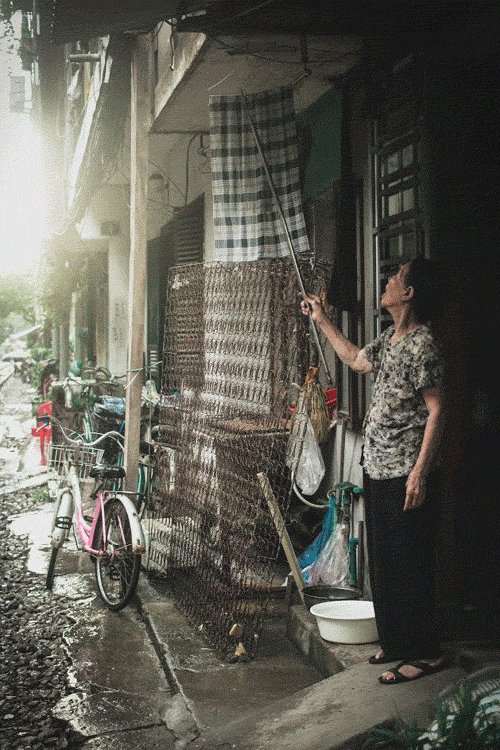 ... cho tới những sinh hoạt đời thường đều được người dân thực hiện sát bên đường ray tàu hỏa.