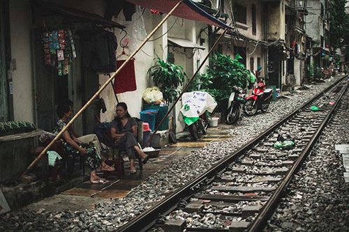 Người dân con phố đường tàu qua đường Điện Biên Phủ đã quen với không gian sống không được thoải mái của mình.