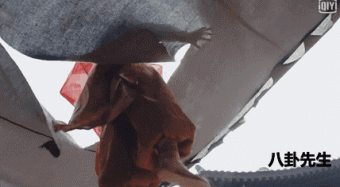 Lối mòn trong phim cổ trang còn là sự cường điệu về khả năng của nam diễn viên chính. Nhân vật Thác Bạt Tuấn chỉ cần đẩy nhẹ tay có thể khiến Tâm Nhi bay xa mấy mét. "Có cảm giác cứ là phim cổ trang, các diễn viên nam đều là cao thủ võ lâm", Sina bình luận.