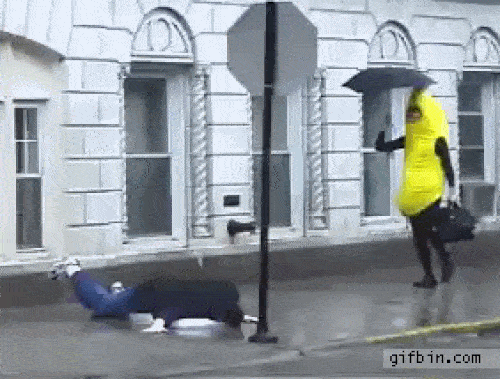 "Vỏ chuối" đạp phải... người.