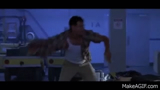 Independence Day: Trong cảnh nhân vật của Jeff Goldblum tức giận đạp đổ thùng rác, đoàn làm phim đã để lộ chuyện họ dùng lại đạo cụ của cảnh quay khác khi thùng rác của Phòng Nghệ thuật Art Department lại xuất hiện ở cảng Area 51.