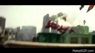 Transformers: Age of Extinction: Trong cảnh quay trên cao khi nhân vật của Mark Wahlberg và con gái chạy trên sân thượng tránh loạt đạn bắn xuống, đạo diễn Michael Bay đã quên mất một cameraman đang đứng ngay sau và lọt vào khung hình.