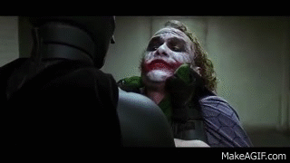 The Dark Knight: Những cảnh quay trong phòng toàn gương luôn khiến các đạo diễn đau đầu. Đoạn Batman tra khảo và xung đột với Joker trong phòng thẩm vấn tại đồn cảnh sát, tường gương đã để lộ máy quay đứng ngay sau họ.
