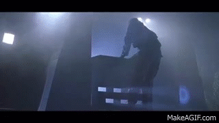 Jurassic Park: Đoạn phim người giữ cổng rơi xuống nắp lồng giữ con Velociraptor hung dữ, cú rơi mạnh khiến máy quay rung và người quay phim đã dùng tay cố định máy, tay anh cũng lọt vào khung hình.
