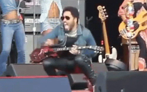 Ngôi sao nhạc rock Lenny Kravitz làm fan chết cười với màn ngồi thụp, rách quần.