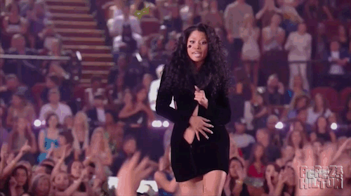 Trên sân khấu MTV VMAs 2014, Nicki Minaj hốt hoảng vì váy áo hớ hênh bị rách toạc trước ngực. Nữ ca sĩ đã phải túm chặt và cố biểu diễn đến hết.