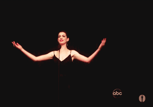 Nữ diễn viên Anne Hathaway bị tụt quai áo trên sân khấu và cú "cứu cánh" hài hước.