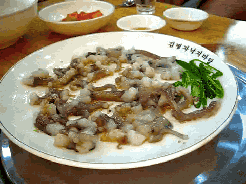 Mực sống Món shashimi này sẽ không có gì đặc biệt nếu như những miếng mực mà thực khách bỏ vào miệng vẫn còn đang... ngoe ngẩy. Nếu muốn thưởng thức món ăn đặc biệt này, bạn có thể đến thăm Nhật Bản và Hàn Quốc. Người ta sẽ cắt nhỏ con mực và bày lên đĩa. Chúng được dọn ăn kèm với nước tương và mù tạc. Khi ăn, nhất định bạn phải nhai thật kỹ, nếu không những súc tu vẫn còn khả năng động đậy của con mực có khả năng làm bạn bị nghẹn và ngạt thở đấy.