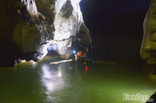 Đoàn khảo sát Thẳm Phầy hôm 6/9/2016 cho biết, hang này dài khoảng 5 đến 6 km, chia làm 2 nhánh. Địa hình hang Thẳm Phầy khá bằng phẳng với những hòn đá bị bào mòn cùng những hốc đá lõm to và nhẵn ăn sâu vào núi. Một dòng suối trong vắt chảy dọc chiều dài hang. Nước trong đến mức có thể thấy lớp đá sỏi trắng muốt dưới đáy. Để khám phá hết vẻ đẹp của hang, đoàn khảo sát phải lội qua nhiều con suối nước chảy xiết; có đoạn nước sâu đến mức phải bơi qua.