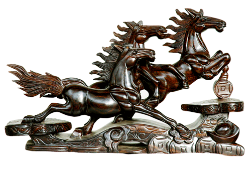 Ngựa Ngựa là con vật rất trung thành, không những thế ngựa còn là hình ảnh của sự bền bỉ, kiên nhẫn. Đặt tượng ngựa trong nhà sẽ mang lại sự may mắn cho gia chủ, phát đạt trong kinh doanh, sự nhanh nhạy và thăng tiến trong công việc, sự nghiệp học hành tấn tới. Tượng Ngựa rất thích hợp cho những người hay đi công tác xa, hoặc bôn ba đây đó. Đây là một vật phẩm không thể thiếu cho những doanh nhân thường xuyên đi xa. Bạn nên đặt ngựa theo hướng tây, tây bắc, hoặc đông bắc để tăng cát khí. Bạn có thể bày tượng ngựa trong phòng khách, trên bàn làm việc, bàn học, và chỗ tài vị trong nhà, mặt nên hướng ra cửa chính hoặc cửa sổ sẽ đại cát.