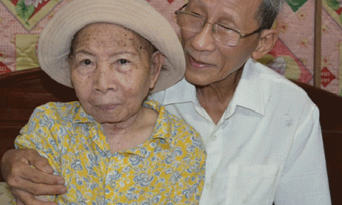 Hạnh phúc của đôi vợ chồng nuôi tình yêu qua những cánh thư.