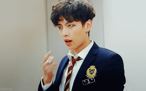  Joo Byung Hee trong "Shut up! Flower Boy Band": Nhắc đến Byung Hee thì không thể không nhắc tới áo khoác da, đường eyeliner cực đậm và vai trò thành viên ban nhạc. Anh chàng là một bad boy hoàn hảo tới từng milimet. Chính sự kỳ quặc của Byung Hee đã trở thành điểm nhấn quyến rũ. Trong phim, hiếm khi anh chàng không vướng phải một rắc rối nào đó. Và rắc rối lớn nhất là khi bad boy biết yêu. Anh chàng có thể dành cả tá tình yêu cho người mình thầm thương trộm nhớ - Im Soo Ah.