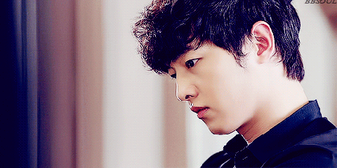  Kang Ma Ru trong "The Innocent Man": Vốn sở hữu khuôn mặt ngây thơ, trong sáng, Song Joong Ki thường không phải là lựa chọn đầu tiên của các đạo diễn cho vai trai hư. Nhưng anh chàng đã truyền tải quá thành công hình ảnh trai hư Kang Ma Ru trong lần đầu đóng vai phản diện. Đây là một nhân vật lăng nhăng với đủ loại phụ nữ và chỉ thật lòng yêu thương một người duy nhất là em gái mình. Tuy nhiên, anh đã dần thay đổi và tìm lại được trái tim biết yêu thương khi gặp được Seo Eun Gi – người phụ nữ dành trọn con tim cho anh.